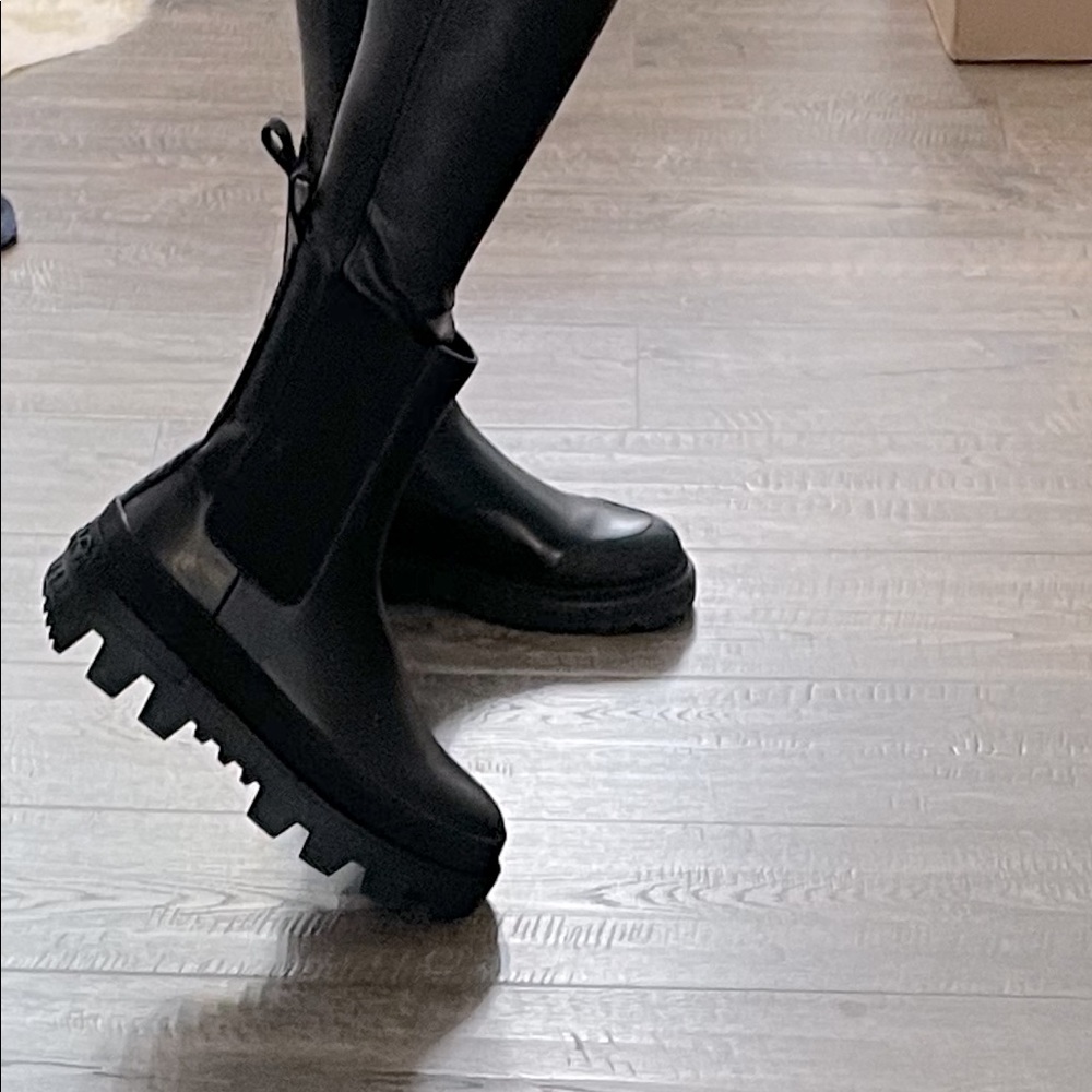 Moncler Coralyne Boots - Size 35.5 (Like New) - Picture 6 of 6